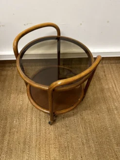 Desserte roulante vintage en bois courbé – plateau verre fumé