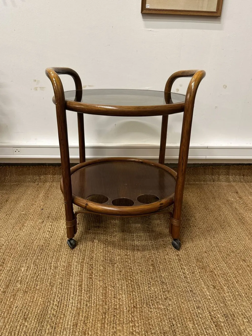 Desserte roulante vintage en bois courbé – plateau verre fumé