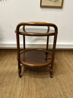 Desserte roulante vintage en bois courbé – plateau verre fumé