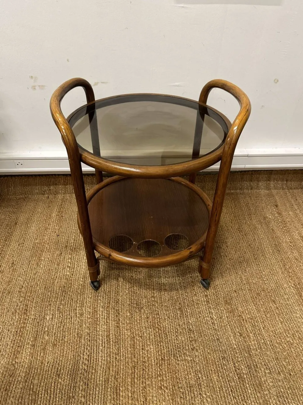 Desserte roulante vintage en bois courbé – plateau verre fumé