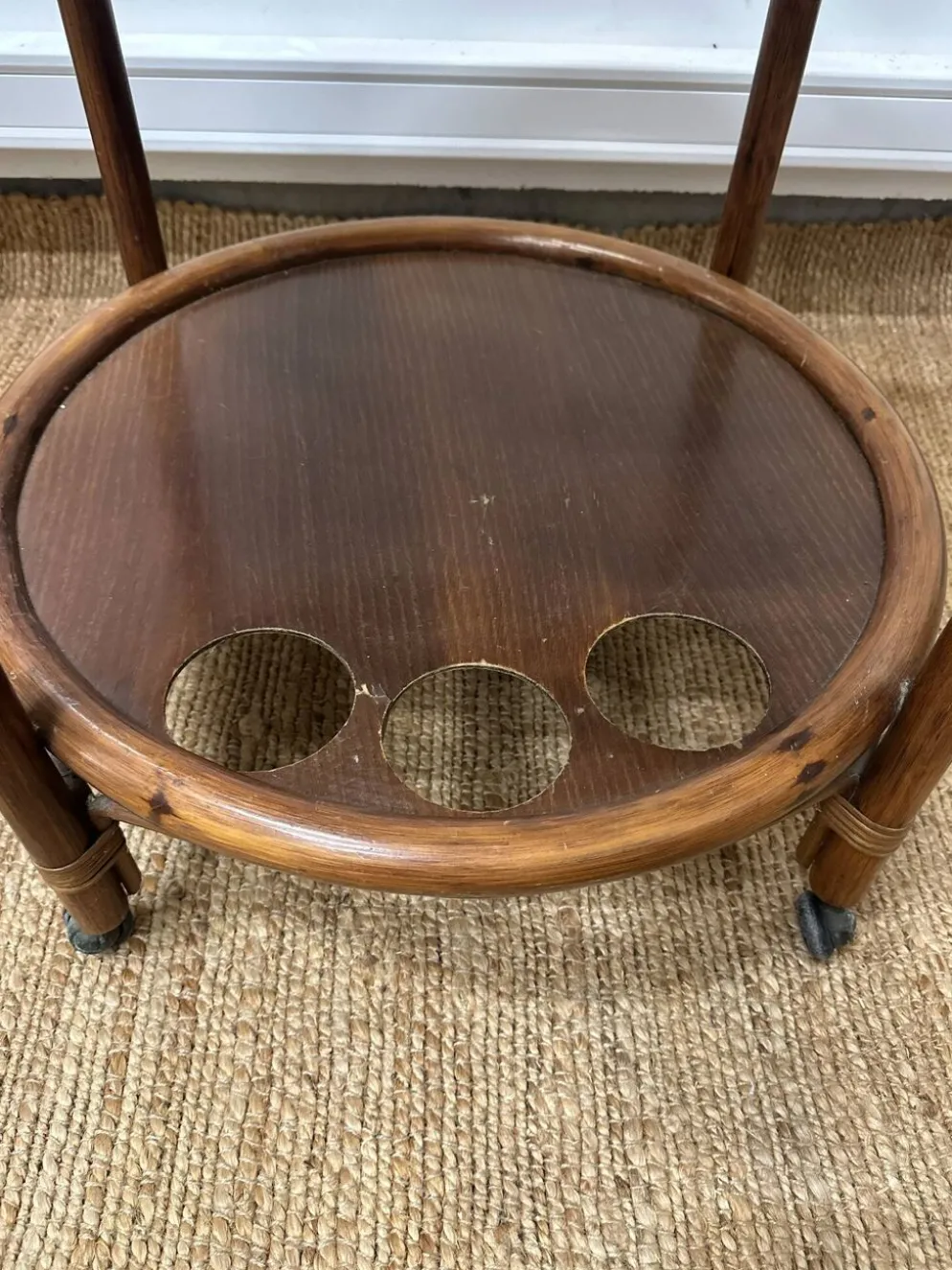 Desserte roulante vintage en bois courbé – plateau verre fumé