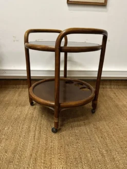 Desserte roulante vintage en bois courbé – plateau verre fumé
