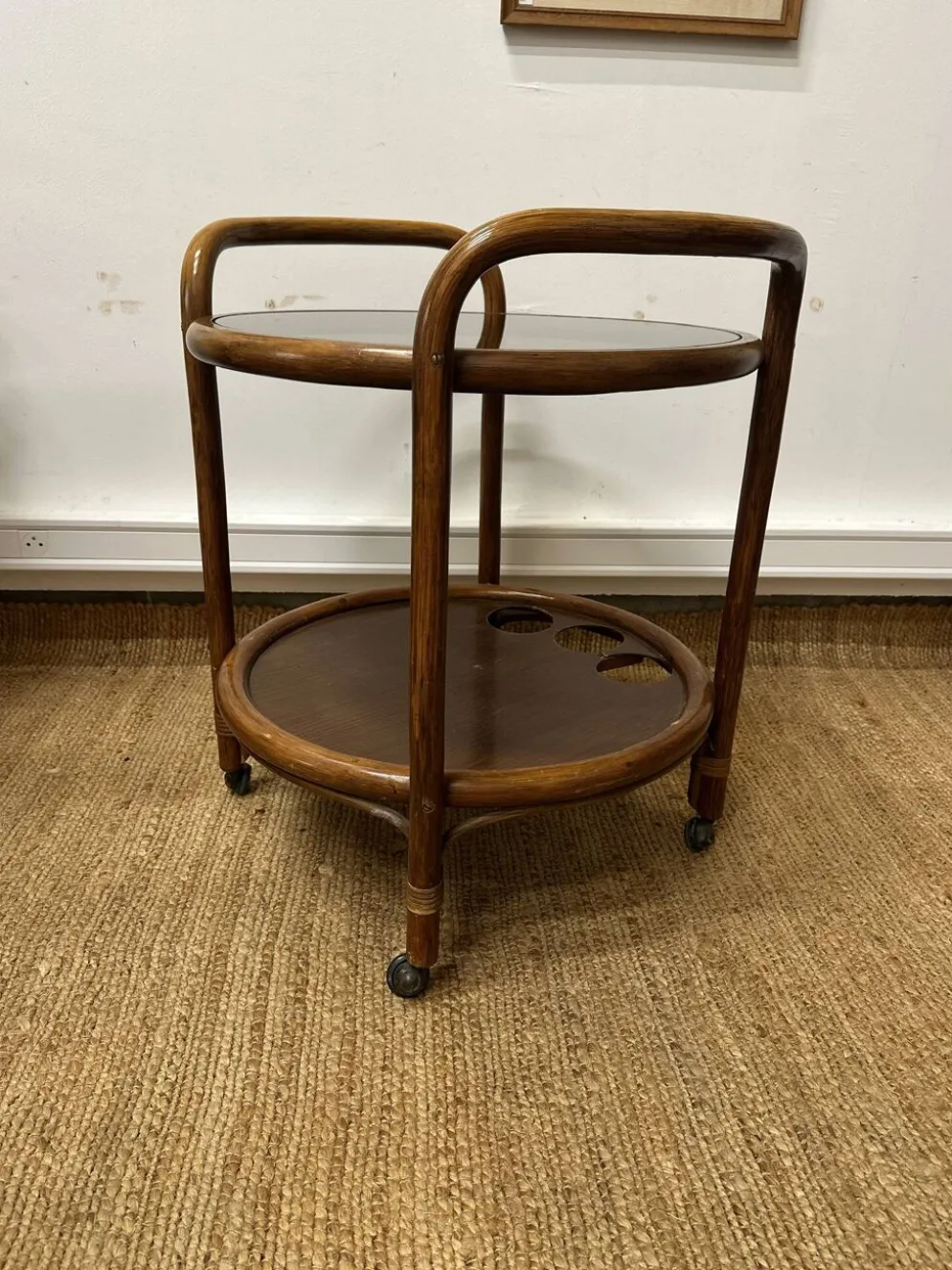 Desserte roulante vintage en bois courbé – plateau verre fumé