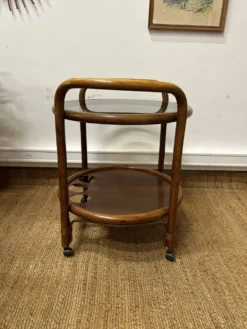 Desserte roulante vintage en bois courbé – plateau verre fumé