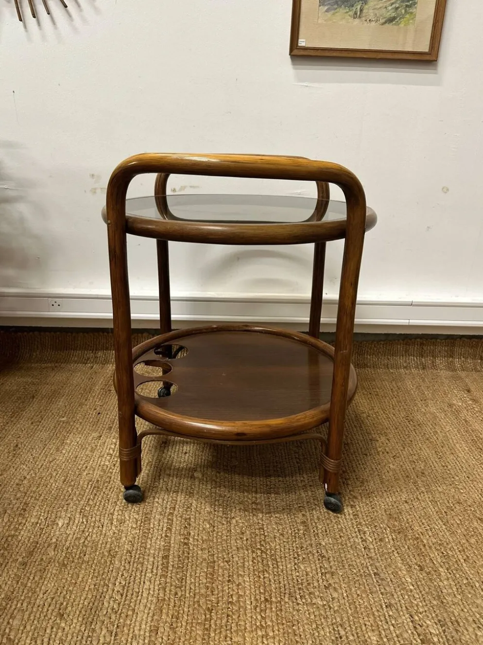 Desserte roulante vintage en bois courbé – plateau verre fumé