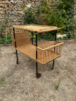 Desserte roulante vintage 1950 en osier et tubulure noire