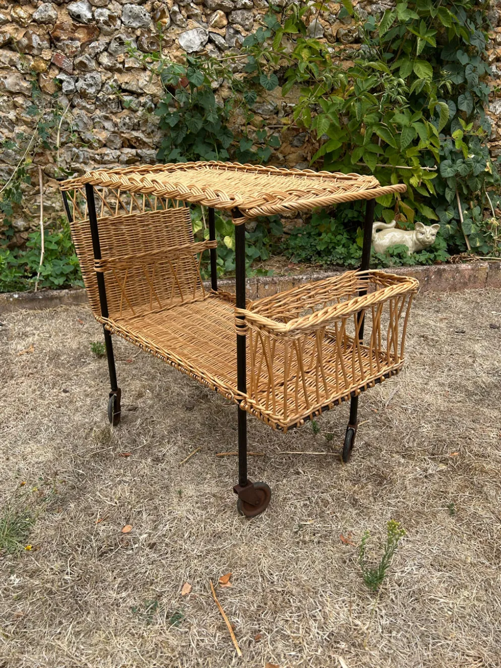 Desserte roulante vintage 1950 en osier et tubulure noire