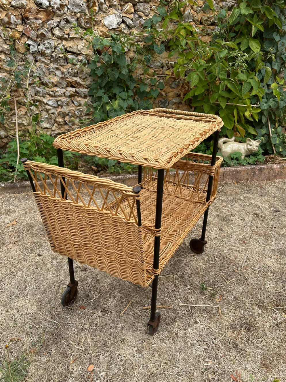 Desserte roulante vintage 1950 en osier et tubulure noire