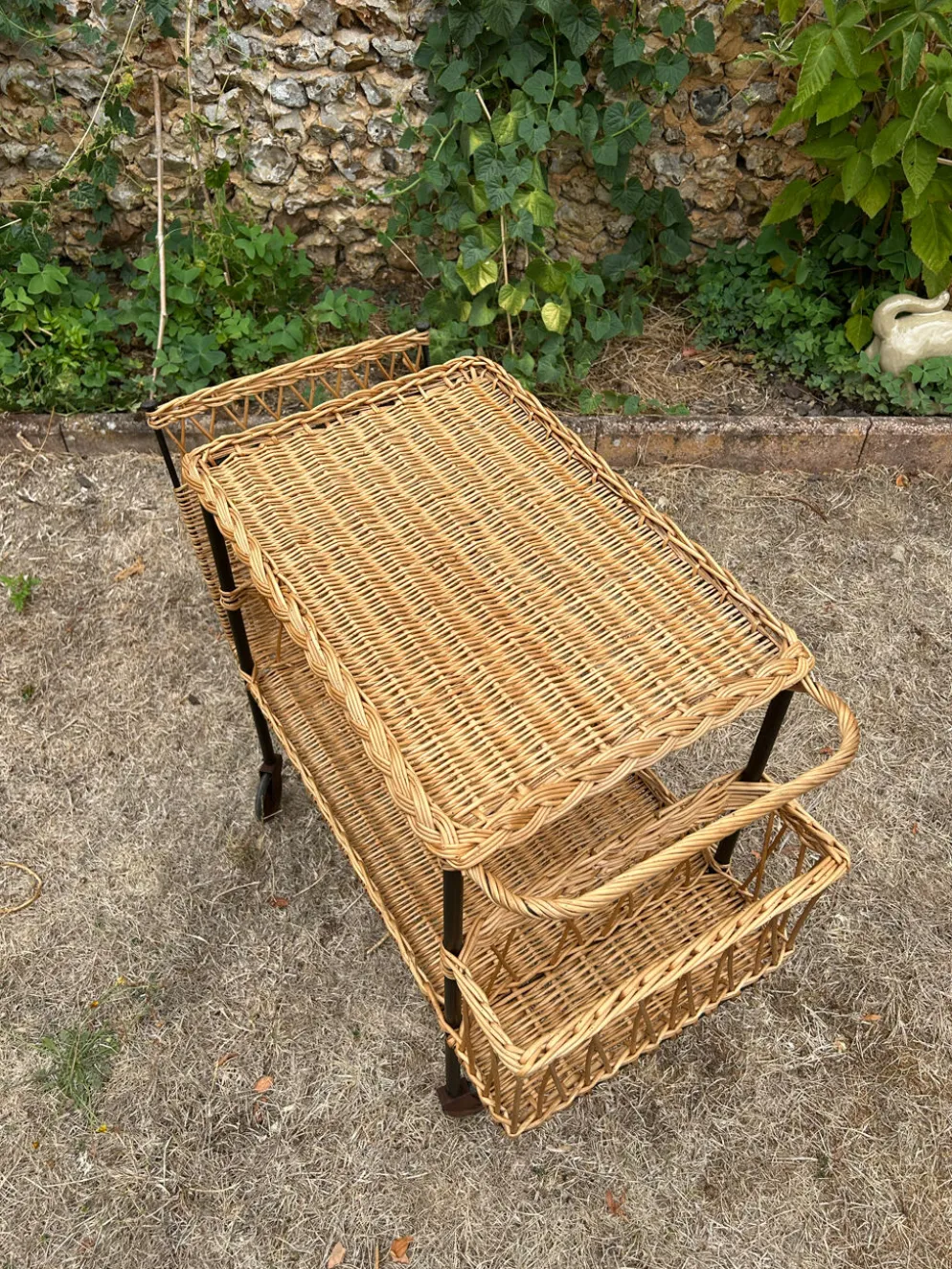 Desserte roulante vintage 1950 en osier et tubulure noire