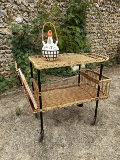 Desserte roulante vintage 1950 en osier et tubulure noire