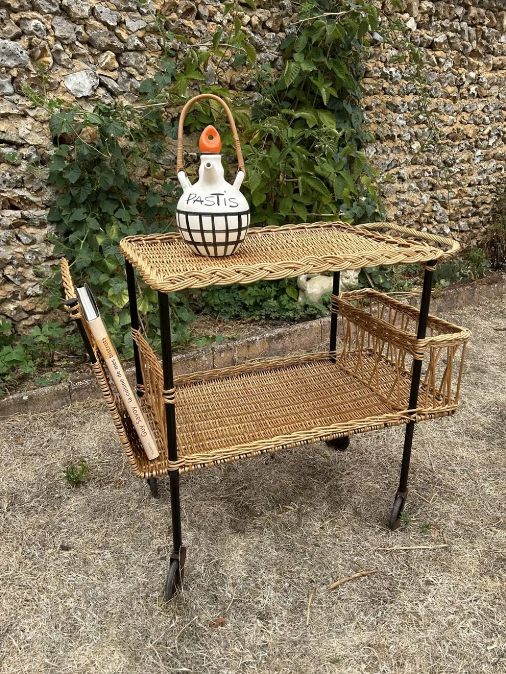 Desserte roulante vintage 1950 en osier et tubulure noire