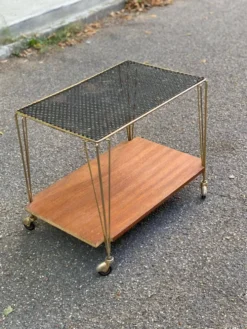 Desserte scandinave dorée avec plateau grillage et bois