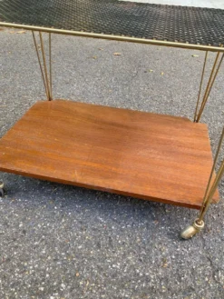 Desserte scandinave dorée avec plateau grillage et bois