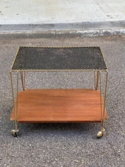 Desserte scandinave dorée avec plateau grillage et bois