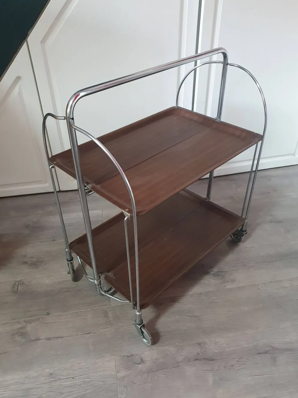 Desserte table chariot pliante sur roues des années 70 fabriquée par Bremshey Gerlinol en allemagne.