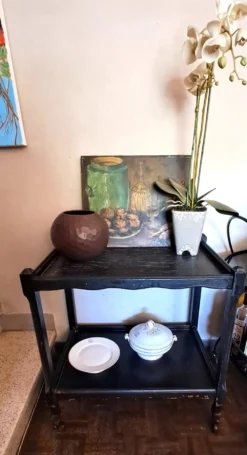 Desserte, table à roulettes, table d'appoint 1950 bois massif teinté noir