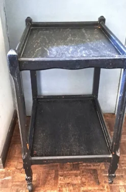 Desserte, table à roulettes, table d'appoint 1950 bois massif teinté noir