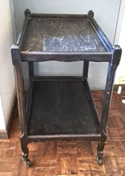 Desserte, table à roulettes, table d'appoint 1950 bois massif teinté noir