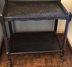 Desserte, table à roulettes, table d'appoint 1950 bois massif teinté noir