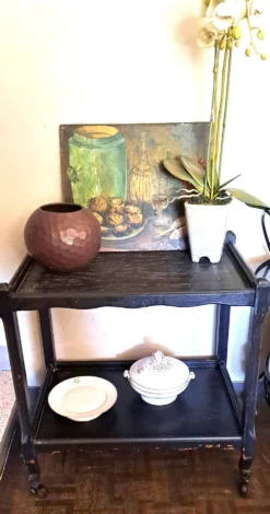 Desserte, table à roulettes, table d'appoint 1950 bois massif teinté noir