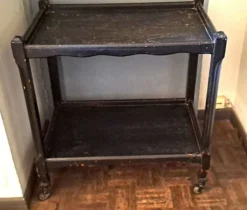 Desserte, table à roulettes, table d'appoint 1950 bois massif teinté noir