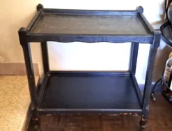 Desserte, table à roulettes, table d'appoint 1950 bois massif teinté noir