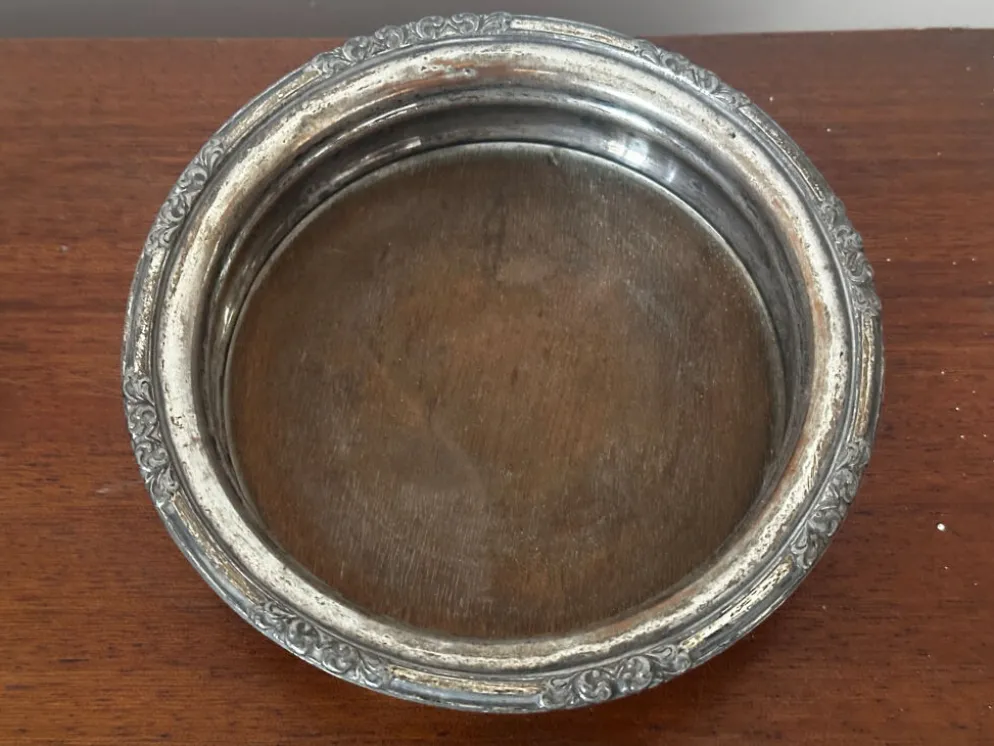 Dessous de bouteille ancien en métal argenté à décor floral