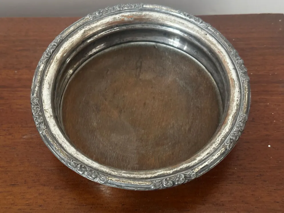 Dessous de bouteille ancien en métal argenté à décor floral