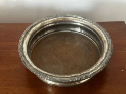Dessous de bouteille ancien en métal argenté à décor floral