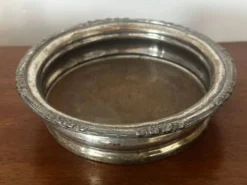 Dessous de bouteille ancien en métal argenté à décor floral