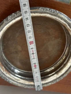 Dessous de bouteille ancien en métal argenté à décor floral