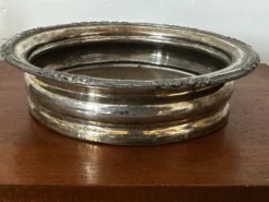 Dessous de bouteille ancien en métal argenté à décor floral