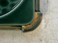 Dessous de bouteille Art déco en céramique émaillée verte mouchetée et dorée