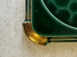 Dessous de bouteille Art déco en céramique émaillée verte mouchetée et dorée
