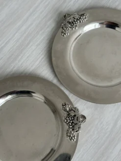2 dessous de bouteille en métal brillant