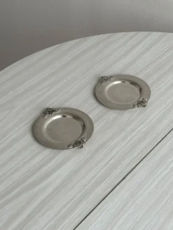 2 dessous de bouteille en métal brillant