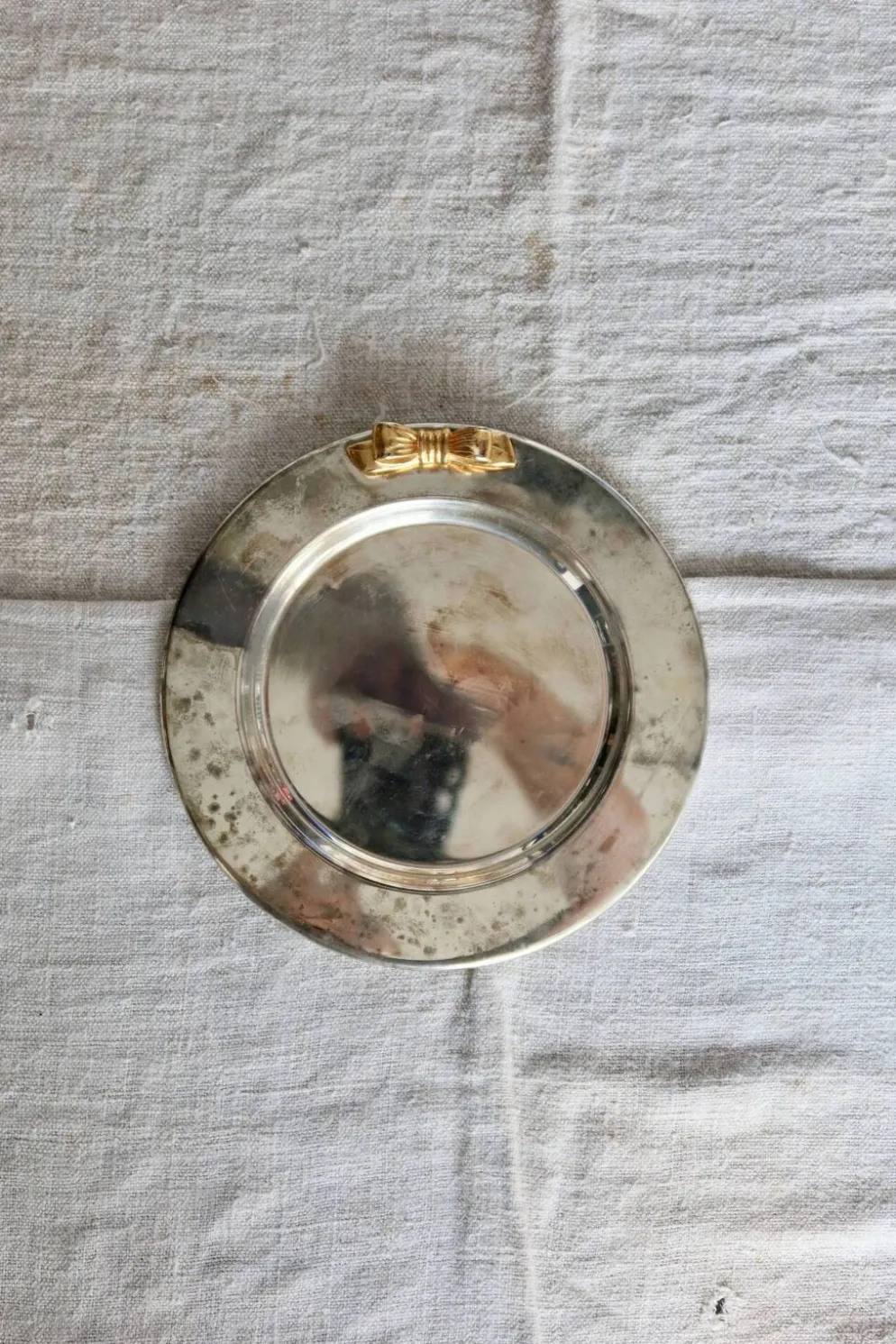 Dessous de bouteille vintage métal argenté patiné – Nœud doré