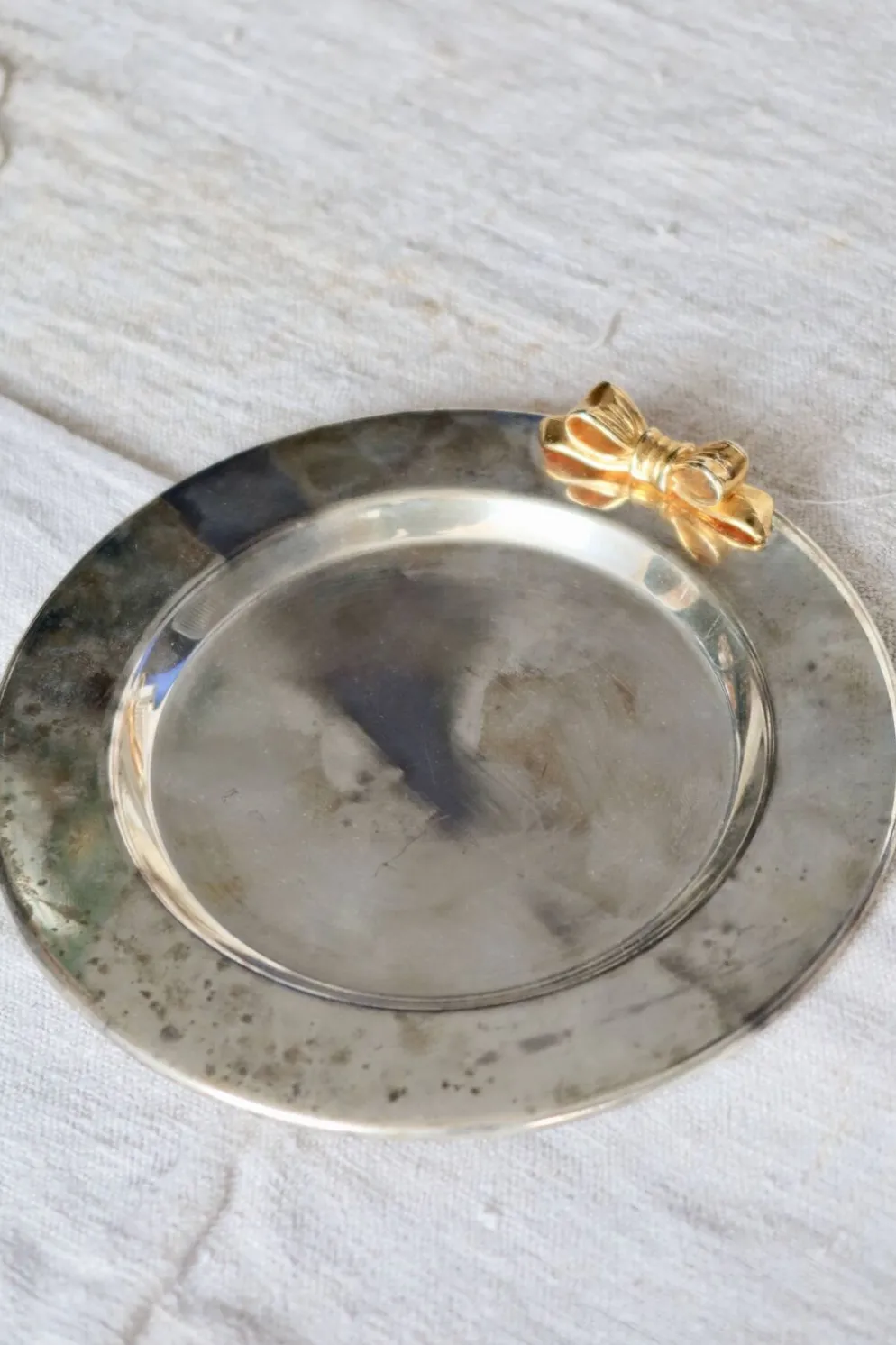 Dessous de bouteille vintage métal argenté patiné – Nœud doré