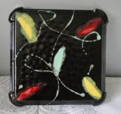 Dessous de plat ancien en céramique noire émaillée décor moderne et coloré
