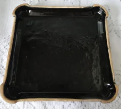 Dessous de plat ancien en céramique noire émaillée décor moderne et coloré