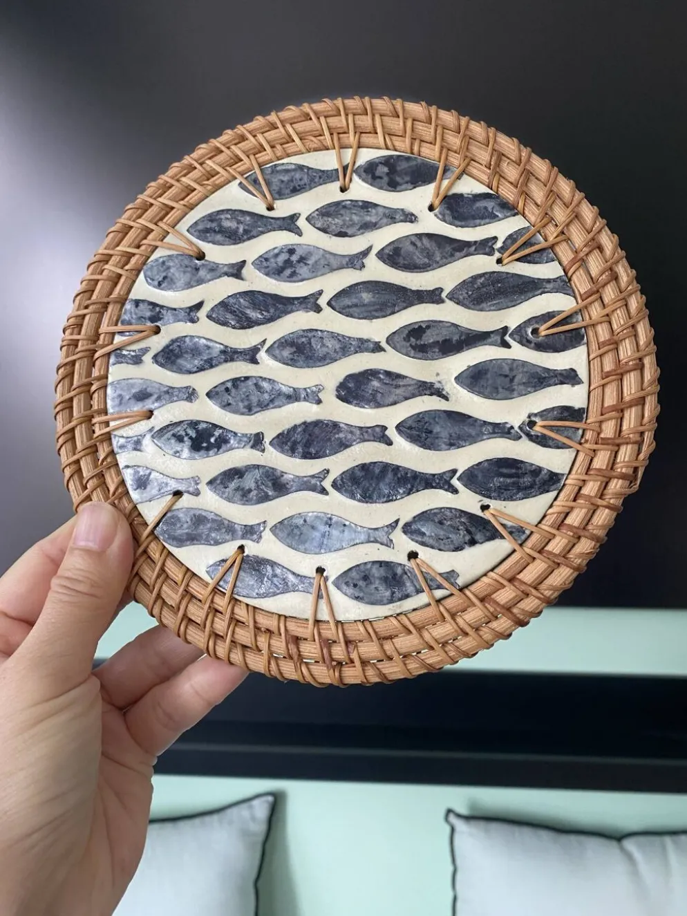Dessous de plat artisanal en rotin et nacre décor poissons – Thaïlande