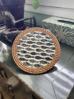 Dessous de plat artisanal en rotin et nacre décor poissons – Thaïlande