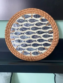 Dessous de plat artisanal en rotin et nacre décor poissons – Thaïlande