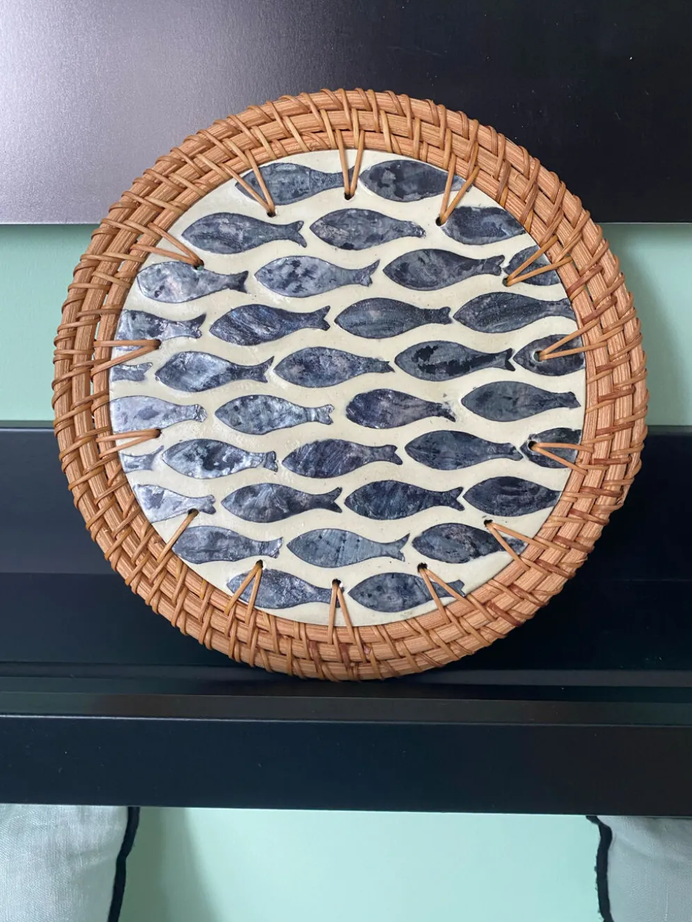 Dessous de plat artisanal en rotin et nacre décor poissons – Thaïlande