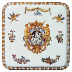 Dessous de plat carré à décor Renaissance avec volailles et gerbes de fruits.