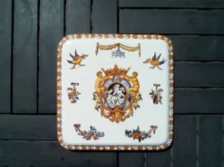 Dessous de plat carré à décor Renaissance avec volailles et gerbes de fruits.