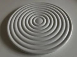 Dessous de plat de potier en terre vernissée blanche
