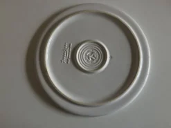 Dessous de plat de potier en terre vernissée blanche