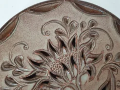 Dessous de plat en céramique motif floral signé Fonck et Matéo (Vallauris)