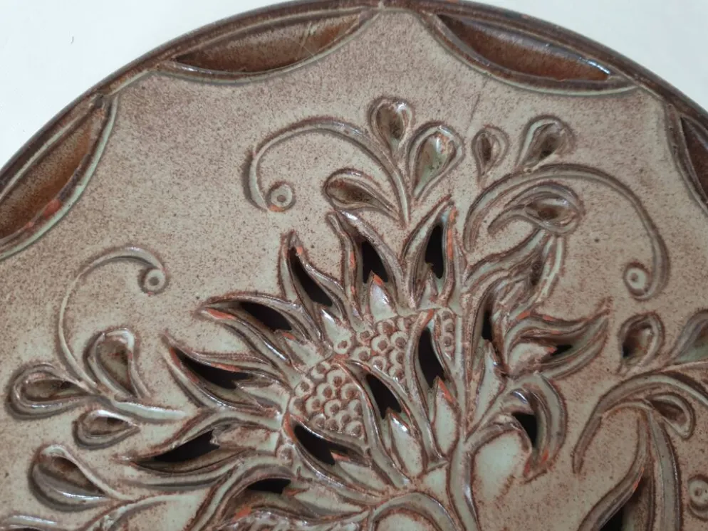 Dessous de plat en céramique motif floral signé Fonck et Matéo (Vallauris)